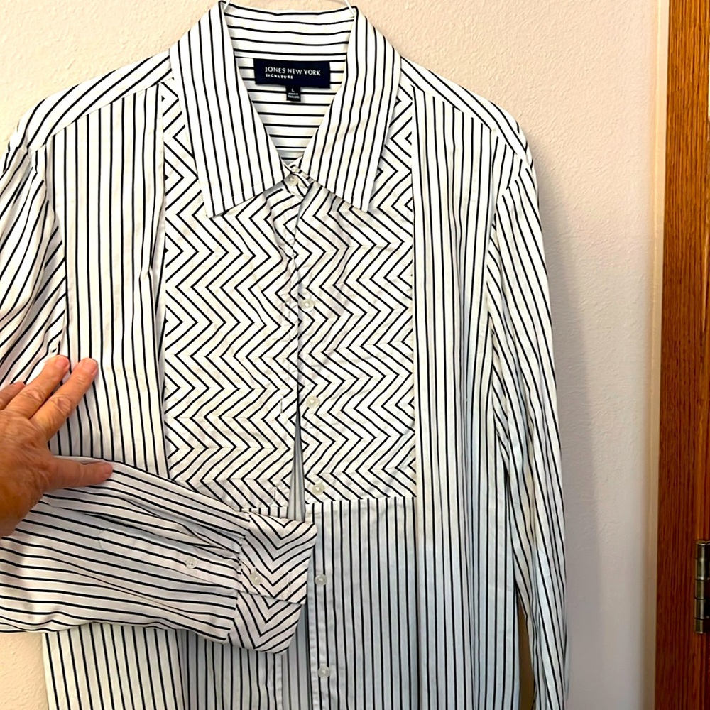 Jones New York tailored blouse. Incredible detail. Size L